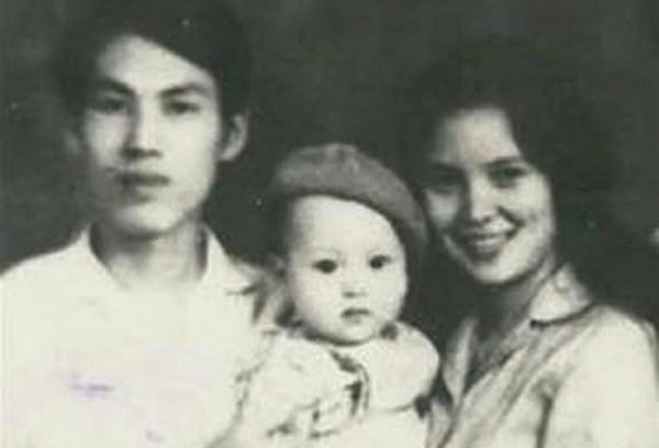 Cố nhà thơ Lưu Quang Vũ cùng con trai Lưu Minh Vũ và người vợ đầu