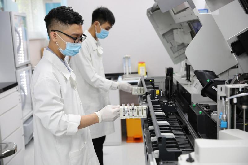 Hệ thống máy móc xét nghiệm ung thư tại CarePlus Clinic Vietnam