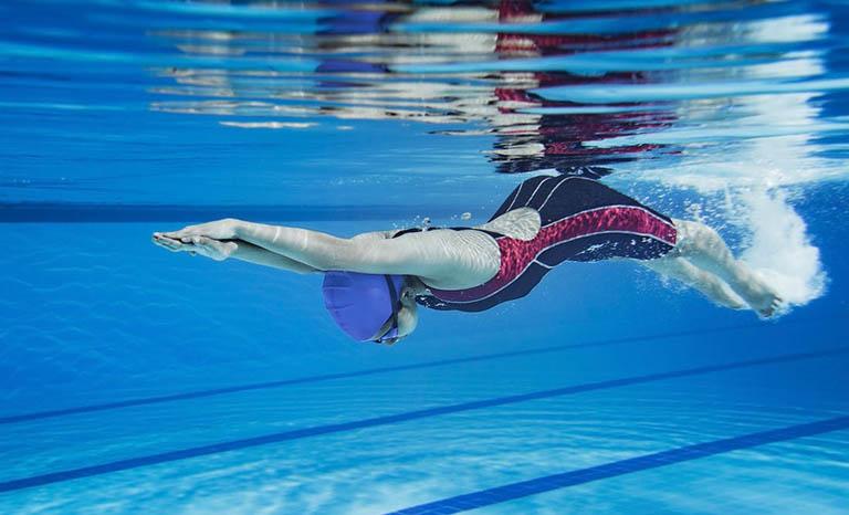 Bơi lội tốt cho xương khớp