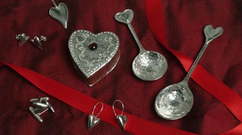 Các cặp đôi thường trao nhau những bộ thìa bạc được chạm khắc biểu tượng chìa khóa - ổ khóa