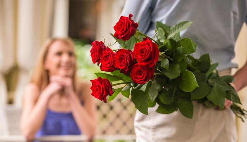 Tặng hoa cho người phụ nữ mình yêu đã trở thành truyền thống