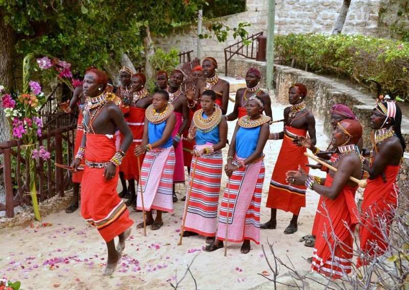 Phun nước bọt (bộ lạc Massai)