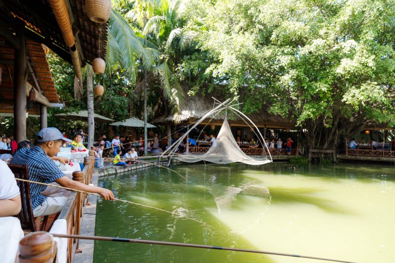Nhà hàng - hồ câu cá Phương Nam Resort