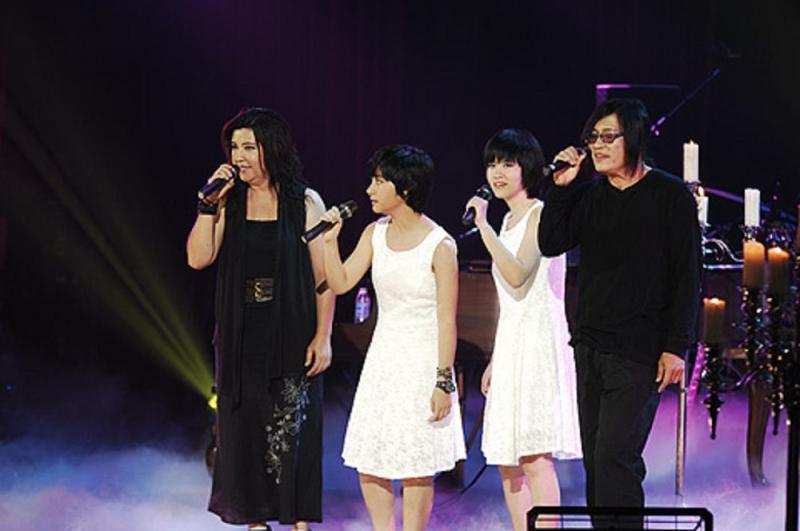 Gia đình Phương Thảo - Ngọc Lễ cùng hai con gái biểu diễn trên sân khấu