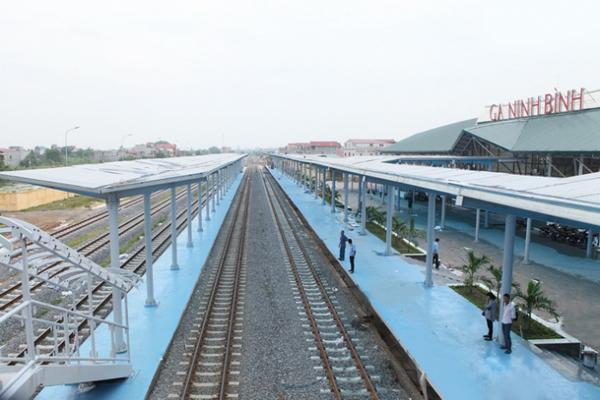 Ninh Bình có trục đô thị Tam Điệp – Ninh Bình nằm trên tuyến đường sắt Bắc-Nam.