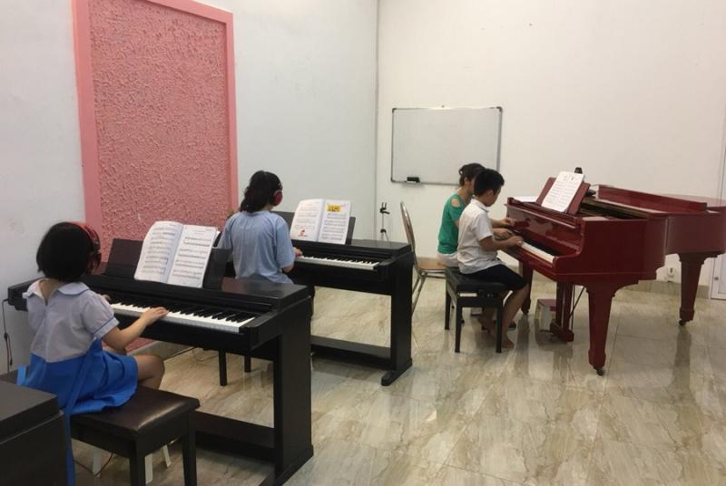 Học viên chơi đàn piano