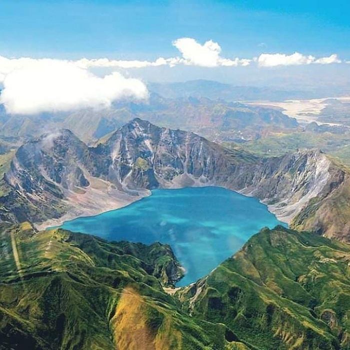 Hồ Pinatubo Philippines nằm trên miệng núi lửa
