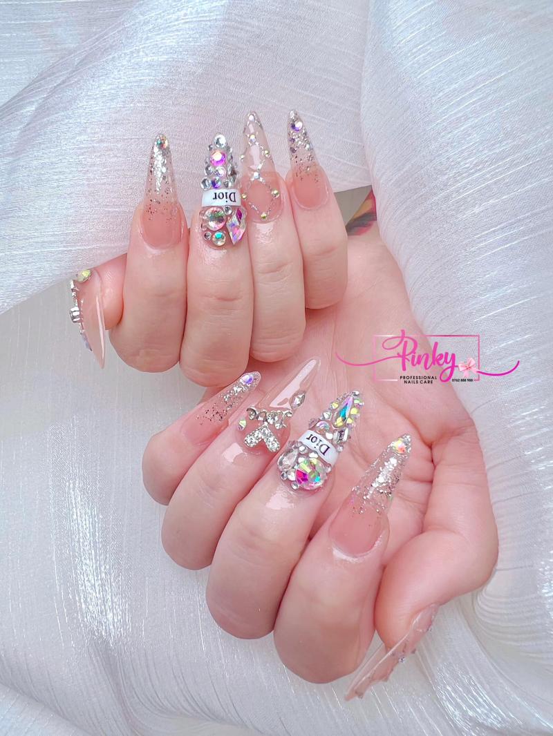 Mỗi bộ nail đều được nhân viên Pinky Nails chăm chút rất tỉ mỉ và cẩn thận