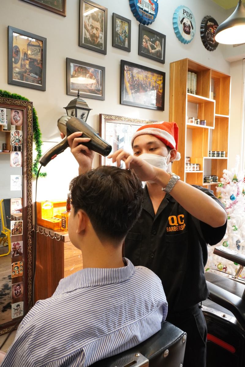 Tại ﻿QC Barber Shop có tất cả các dịch vụ làm tóc như cắt, uốn, nhuộm