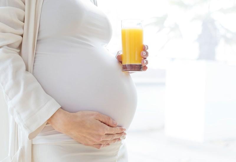 Khi mẹ bầu uống nước cam điều độ có thể phát huy tác dụng tăng cường sức khỏe hệ miễn dịch, đồng thời chống lại bệnh cúm theo mùa.