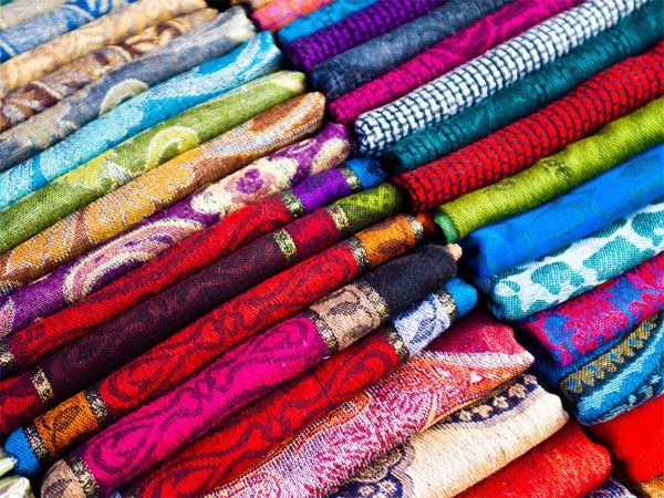 Lụa tơ tằm của Thái Lan, đa dạng về màu sắc và tinh tế trong kỹ thuật dệt may thủ công nên được khách quốc tế vô cùng yêu thích
