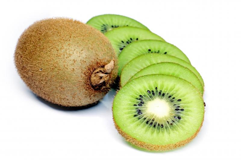 Quả kiwi rất giàu vitamin E rất tốt cho da, giúp xóa mờ nếp nhăn và ngăn sự xúc tác trực tiếp của tia UV lên bề mặt da.