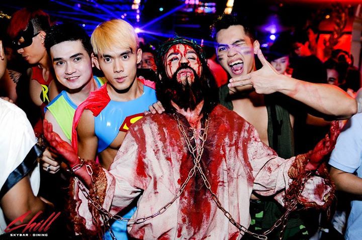 Không chỉ DMZ mới nhanh chóng nắm bắt sự kiện Halloween mà bây giờ, tại hầu như tất cả các quán bar của thành phố Huế đều đã và đang tràn ngập không khí ma quỷ của mùa Halloween.