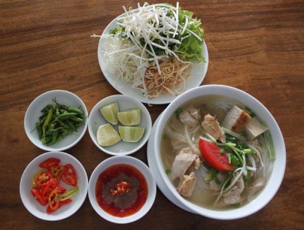 Quán Bún cá lá Ninh Hòa là một trong những quán ăn ngon nhất đường Tháp Bà