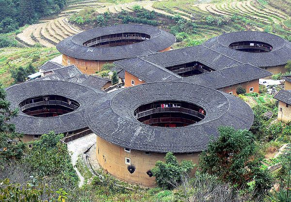 Nam Tịnh là một vùng đất nổi tiếng với 1.500 tòa lầu đất cổ
