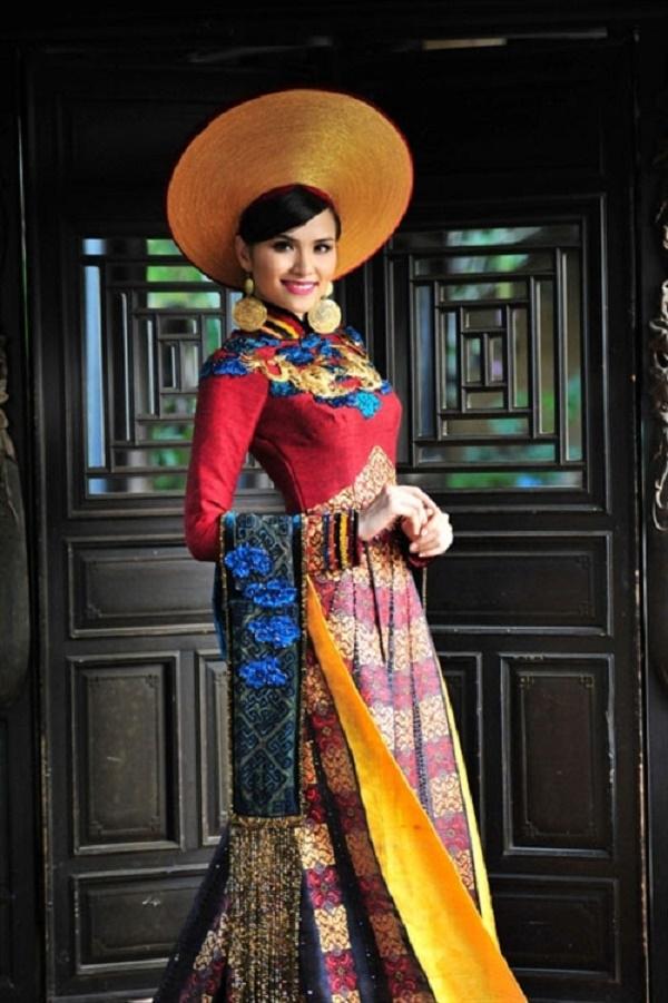 Quốc phục của Hoa hậu Diễm Hương tại cuộc thi Hoa hậu Hoàn vũ Thế giới năm 2012