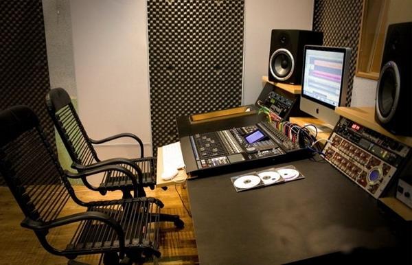 Phòng thu REC có công nghệ sử lí âm thanh mới nhất giúp giọng hát của bạn đạt đến tốt đa