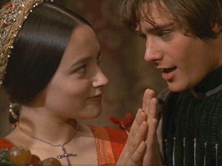 Romeo (Leonard Whiting) gặp Juliet ( Olivia Hussey) trong đêm vũ hội