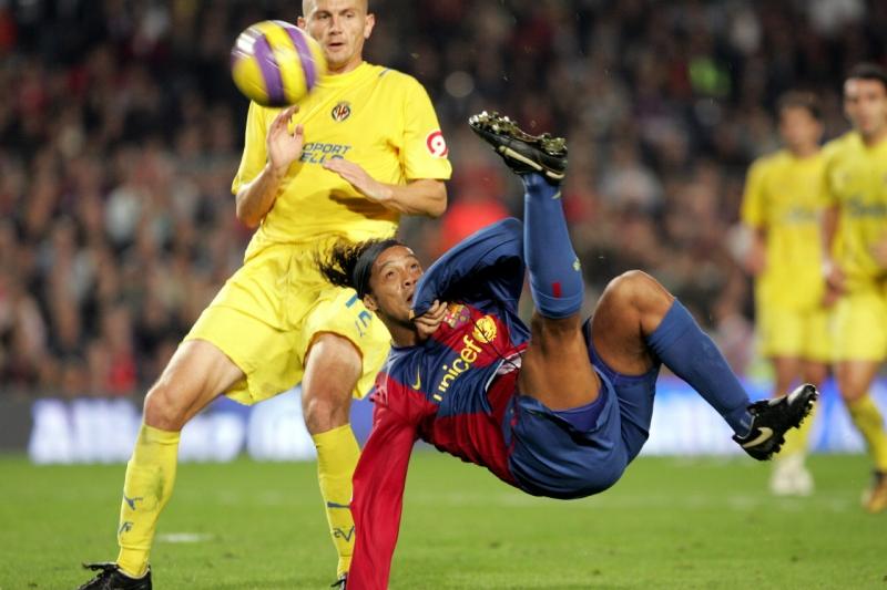 Ronaldinho hay lập siêu phẩm