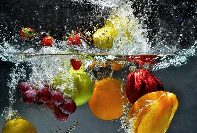 Rửa rau quả thật kĩ trước khi ăn