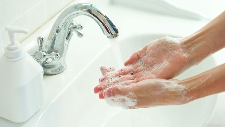 Rửa tay thường xuyên bằng nước và xà phòng.