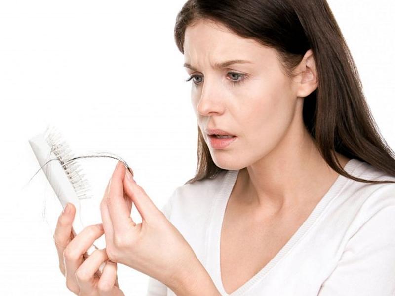 Rụng tóc là một triệu chứng gây nhiều rắc rối cho phụ nữ trong thời kỳ mãn kinh