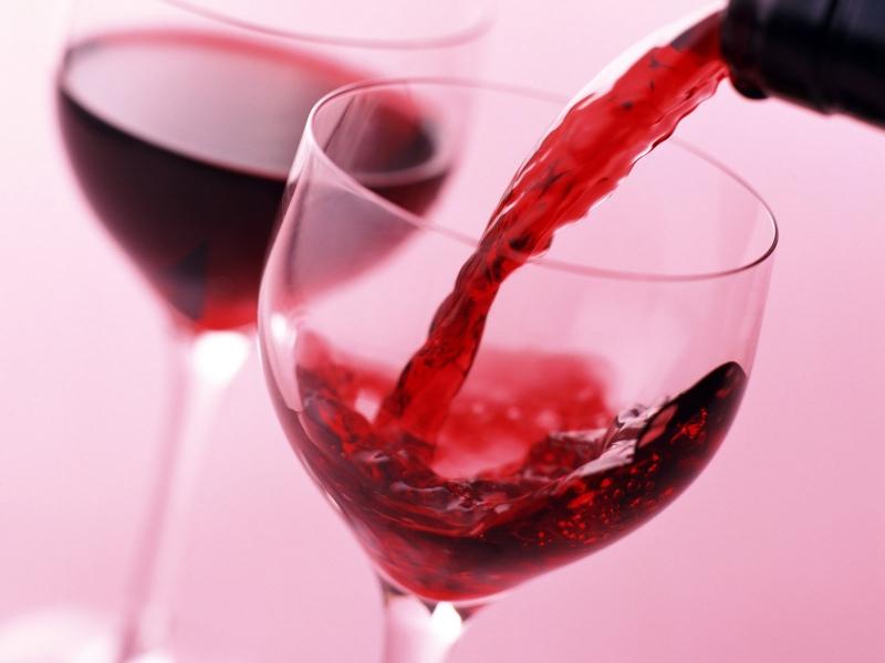 Tại các quốc gia Âu Mỹ, rượu vang đỏ là một loại thức uống phổ biến và rất được phái đẹp ưa chuộng.