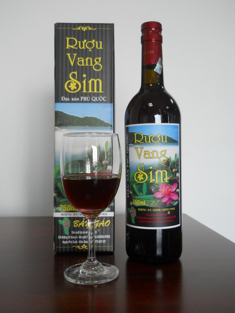 Rượu vang sim Phú Quốc giờ đã thành một món đặc sản quan trọng của hòn đảo xinh đẹp này (Nguồn: Sưu tầm)