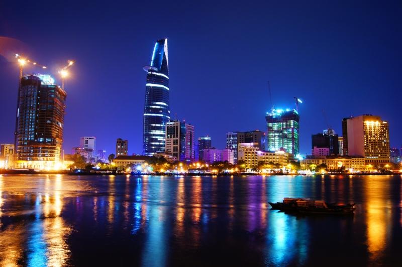 Sông Sài Gòn, Đối diện là tháp Bitexco về đêm