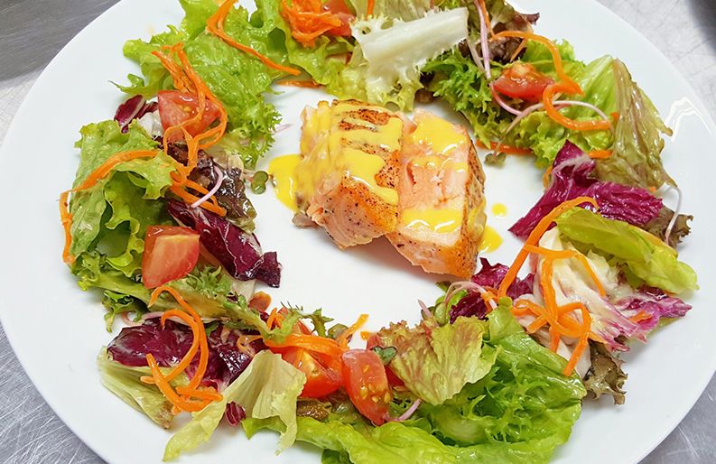 Salad cá hồi sốt chanh leo