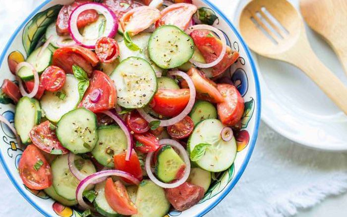 Salad dưa chuột, cà chua và hành tây