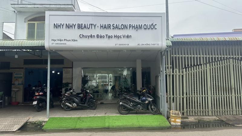 Salon Phạm Quốc