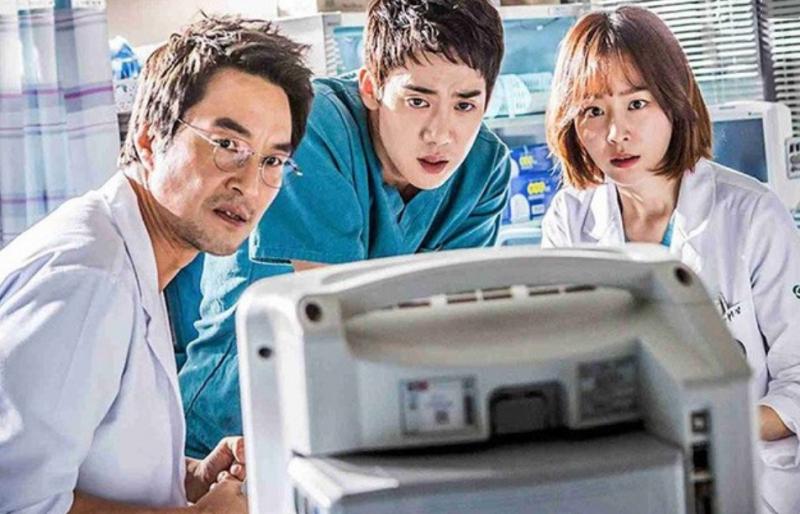 Seo Hyun Jin và Yoo Yeon Seok trong Romantic Doctor, Teacher Kim