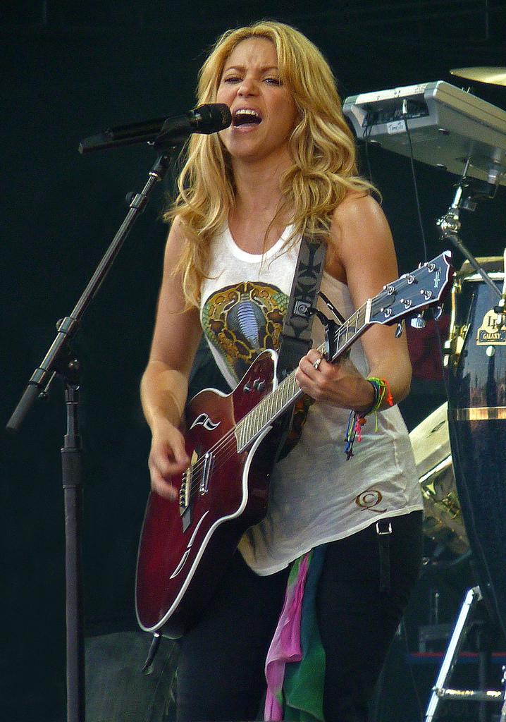 Shakira biểu diễn tại Glastonbury Festival 2010