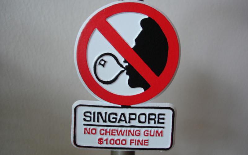 Singapore - cấm nhai kẹo cao su nơi công cộng