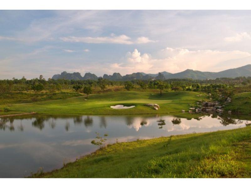 Skylake Golf Resort (Hà Nội)