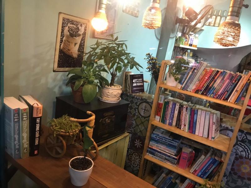 Slowee Coffee & Books