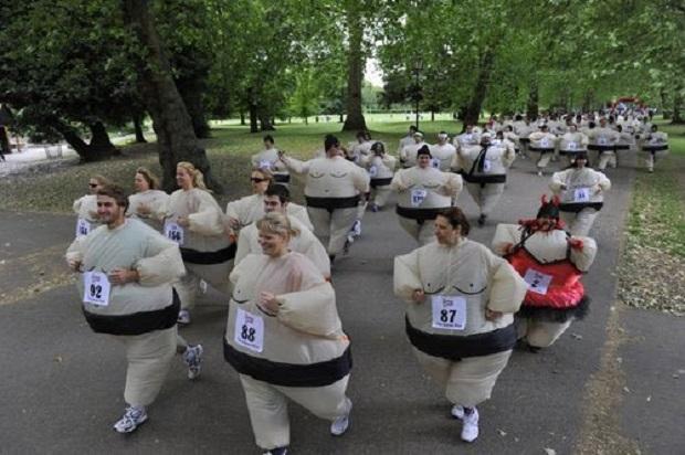 Người dân Anh mặc trang phục Sumo Nhật Bản chạy bộ