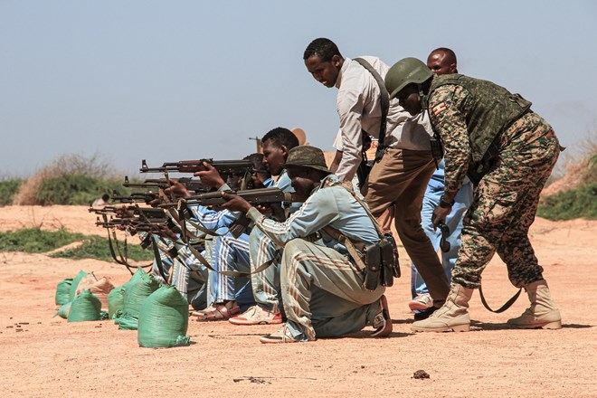 Binh sĩ thuộc phái bộ Liên minh châu Phi tại Somalia huấn luyện cho binh sỹ Somalia tại Ceeljaale, miền nam Somalia