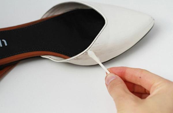 Một phương pháp đơn giản nhưng khá phổ biến để tẩy trắng giày là sử dụng sơn móng tay