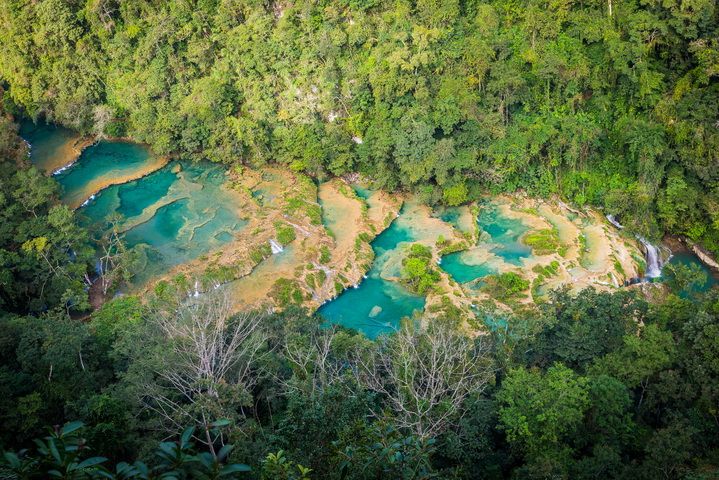 Sông Cahabón mang vẻ đẹp nổi tiếng với dòng nước trong xanh màu ngọc lam