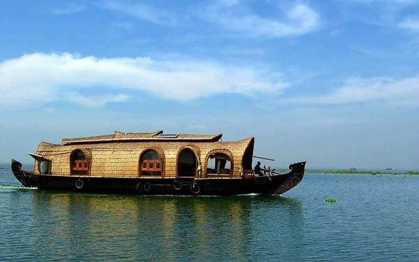 Du thuyền trên sông Kerala