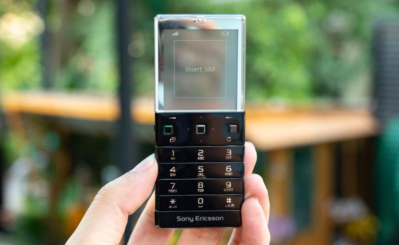 Sony Ericsson Xperia Purenes là chiếc điện thoại có màn hình trong suốt vô cùng độc đáo
