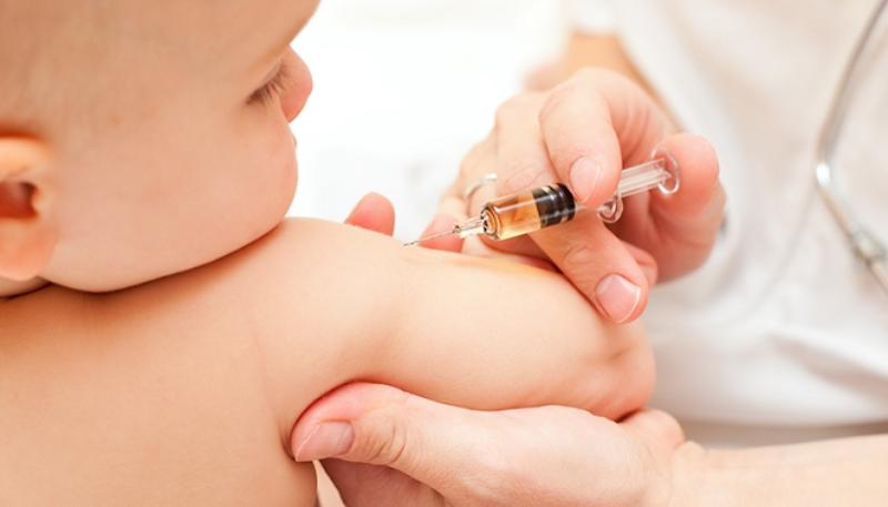 Tiêm vắc xin phòng bệnh bãi liệt cho trẻ