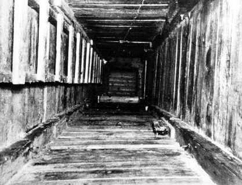 Đường hầm bí mật được đào bởi các tù binh ở Stalag Luft III