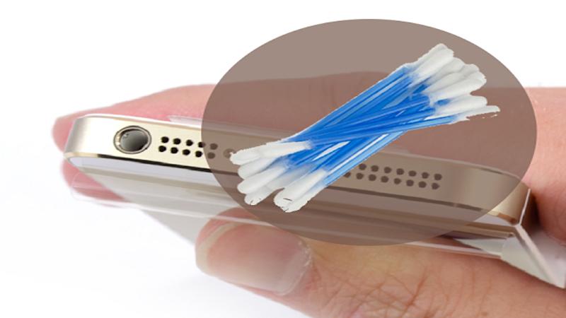 Sử dụng băng dính để bảo vệ các cổng kết nối của smartphone khi vệ sinh