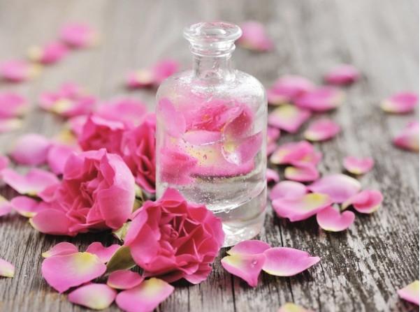 Sử dụng những loại nước hoa hồng không chứa cồn
