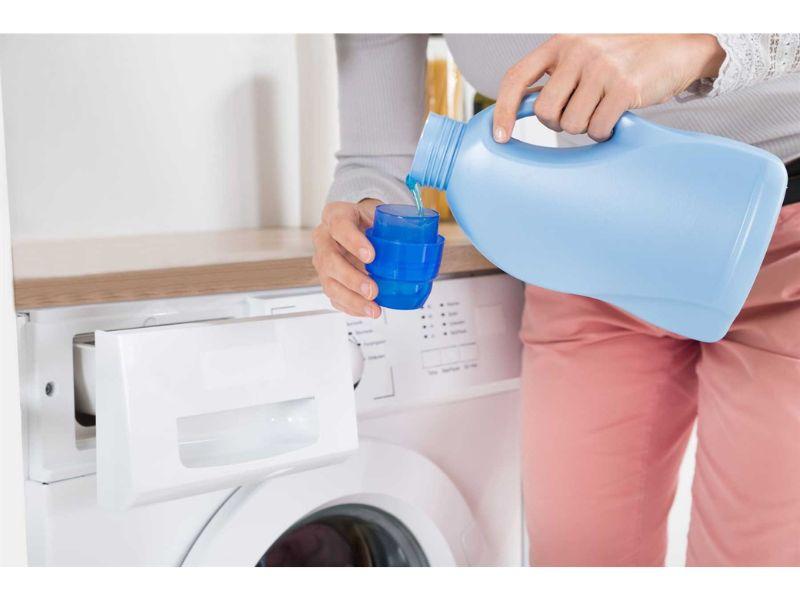 Sử dụng nước giặt có độ tẩy nhẹ hoặc nước giặt giữ màu