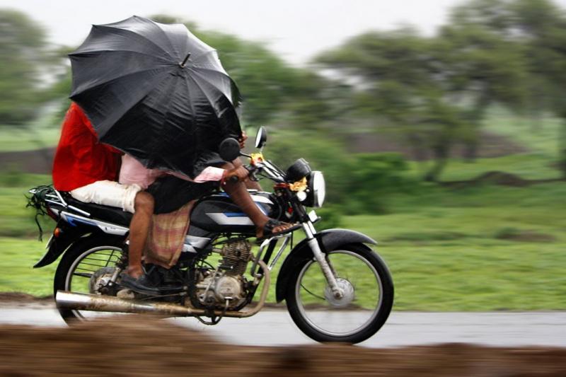 Sử dụng ô khi đi xe máy