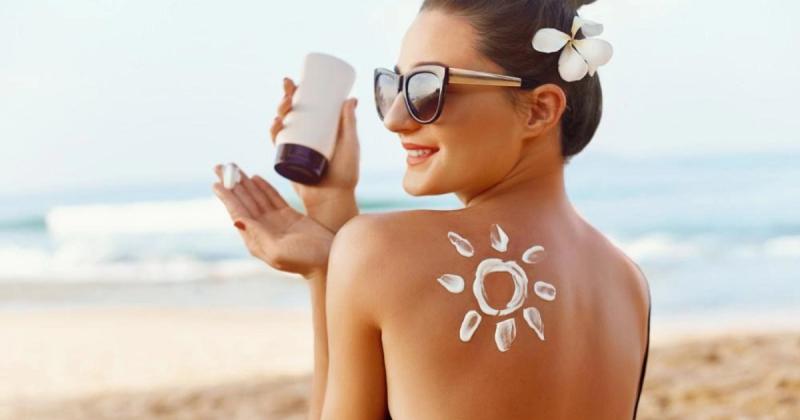 Đừng quên thoa kem chống nắng lên body để bảo vệ làn da toàn thân